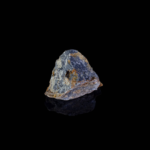 Hermosa piedra mineral sobre un fondo negro - Foto, Imagen
