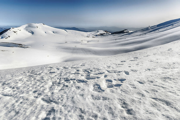 Paisagem de inverno panorâmica com montanhas cobertas de neve, localizada em Campocatino, cidade de esqui turístico nos Apeninos Centrais, Itália - Foto, Imagem