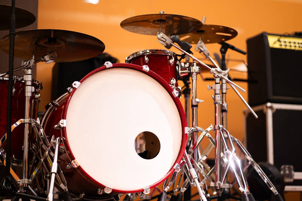 Повний набір червоних барабанів у концепції студійної музики. - Фото, зображення