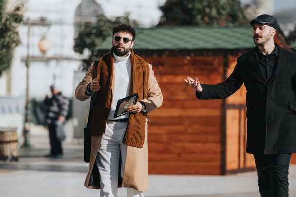 Professionelle Männer im urbanen Stil gehen und gestikulieren auf der Straße der Stadt. - Foto, Bild