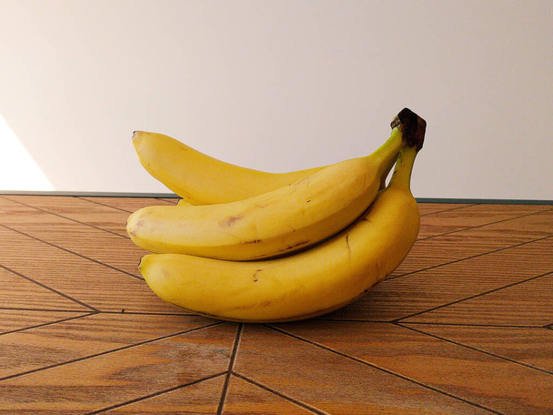 Reife Bananen. Exotische tropische gelbe Früchte. Banane ist ein Symbol für Gesundheit und Wohlbefinden. - Foto, Bild