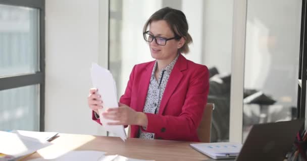 Kadın yönetici ofiste belgelerle çalışıyor. Belgelendirme ve mali raporlama ile çalış - Video, Çekim