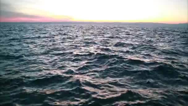 Imágenes documentales de una porción de agua del lago en movimiento  - Metraje, vídeo
