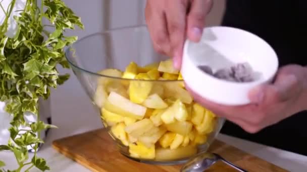 Vaření čerstvé a zdravé jídlo indonéského ovocného salátu zvaného Asinan buah, pikantní, sladká, kyselá a slaná svačinka - Záběry, video