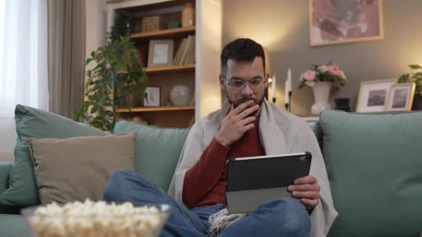 Один взрослый мужчина caucaian мужчина на диване кровати на домашнем видео смотреть кино онлайн использовать цифровой планшет - Кадры, видео