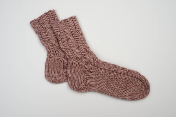 calcetines de lana de punto rosa sobre un fondo neutro - Foto, Imagen
