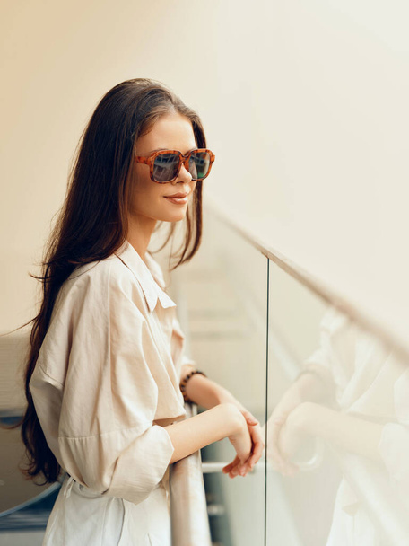 Modelo Feminino Elegante com Cabelo Elegante e Óculos de Sol Elegantes, Posando Ao Ar Livre em Urban City Street - Foto, Imagem