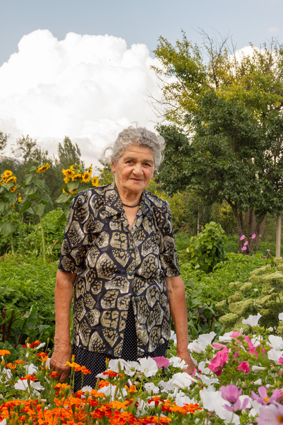 Nonna si trova nella loro zona circondata da fiori
 - Foto, immagini