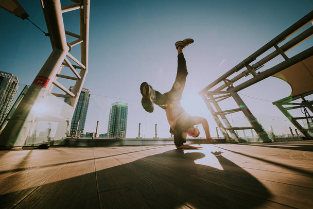masculino break dançarina dançando no por do sol - Foto, Imagem