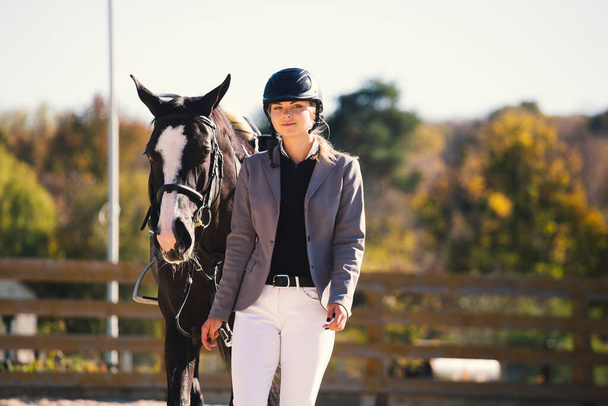 Menina beleza está envolvida em equitação - Foto, Imagem