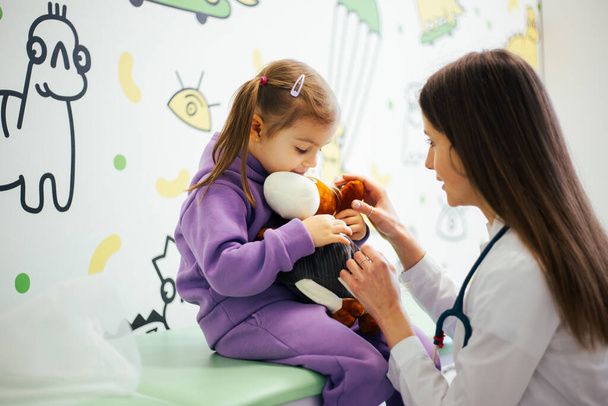 pediatra check-up menina criança na clínica - Foto, Imagem