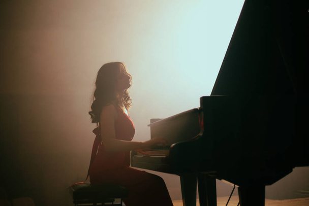 Η γυναίκα που παίζει πιάνο στην αίθουσα συναυλιών. - Φωτογραφία, εικόνα