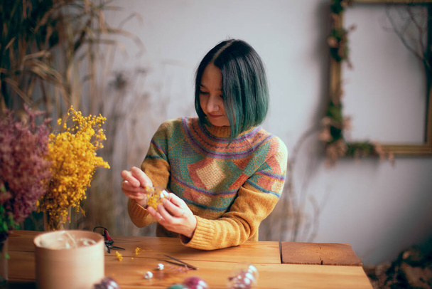 Mujer joven en taller haciendo juguetes de Navidad - Foto, imagen