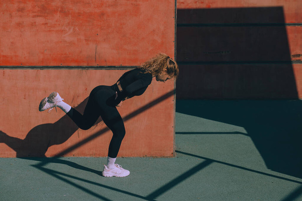 Une jeune femme fait du sport à l'extérieur - Photo, image