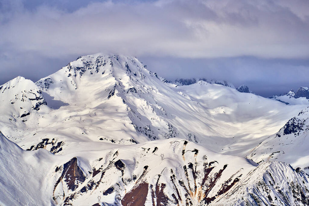 Splendida vista panoramica sulle Alpi Neve - cime innevate invernali intorno alle Alpi francesi, Le Tre Valli: Courchevel, Val Thorens, Meribel (Les Trois Vallees), Francia. - Foto, immagini