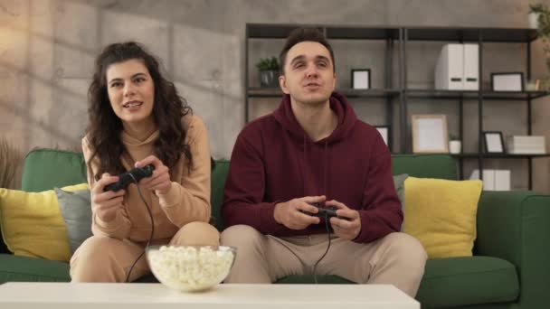 Erwachsene Paare Mann und Frau kaukasischen Mann und Frau oder Freund und Freundin spielen Konsolen-Videospiele zu Hause halten Joystick-Controller haben Spaß Freizeit Freude und Bindungskonzept - Filmmaterial, Video