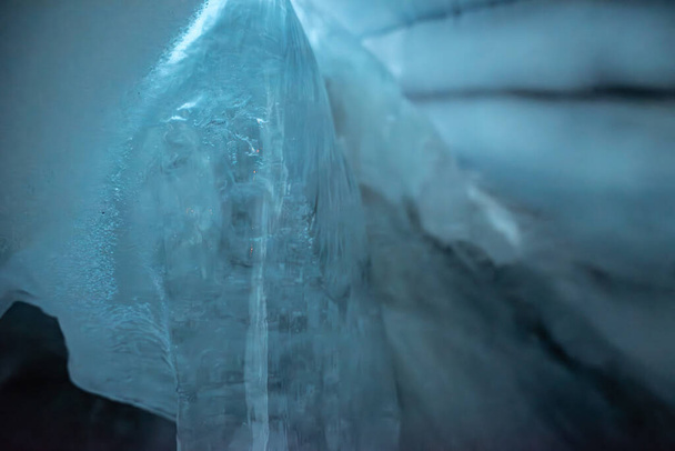 HINTERTUX, AUTRICHE - 10 SEPTEMBRE 2023 - Grande formation de glace dans une grotte glaciaire naturelle - Photo, image