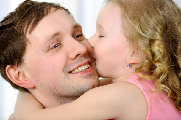 Bambina baciare padri guancia
 - Foto, immagini