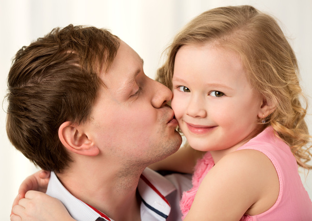 Μπαμπά, φιλώντας την όμορφη μικρή κόρη - Φωτογραφία, εικόνα