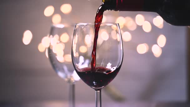 Şişeden bir bardak kırmızı şarap dökülüyor. Kadın elini kapat ve cama kırmızı şarap dök. Sommelier tatma, derecelendirme ve şarap içme. Restoran, şarap barı, garson.. - Video, Çekim