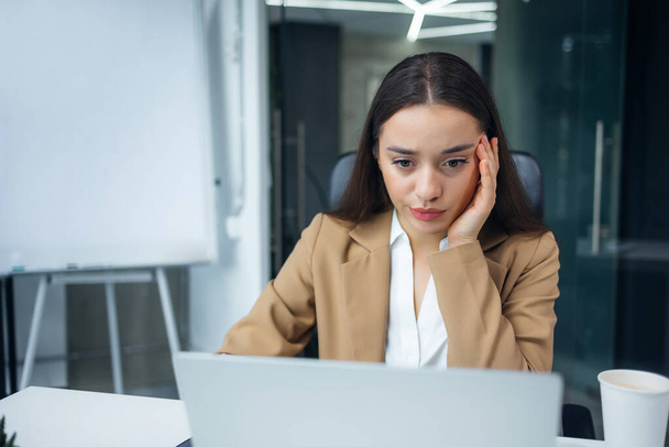 жіночий офісний працівник почувається шоковано через застряг комп'ютер, зачарований шахрайським повідомленням або вірусом - Фото, зображення
