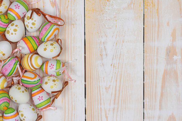 Joyeux fond de Pâques dans la couleur pastel et sur le bois que vous pouvez utiliser pour la carte de voeux - Photo, image