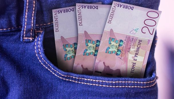 Banda banknotów Sao Tome i Principe 200 Dobras w dżinsach kieszeń koncepcja wydatków - Zdjęcie, obraz