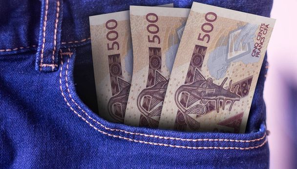 Um bando de notas de CFA da África Central 500 em um bolso de jeans um conceito de gastos - Foto, Imagem