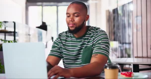 Ноутбук, печатание и черный человек в кафе работает над творческим фрилансом проект с интернетом. Исследования, технологии и молодой африканский дизайнер-мужчина онлайн с компьютером в кафе или ресторане - Кадры, видео
