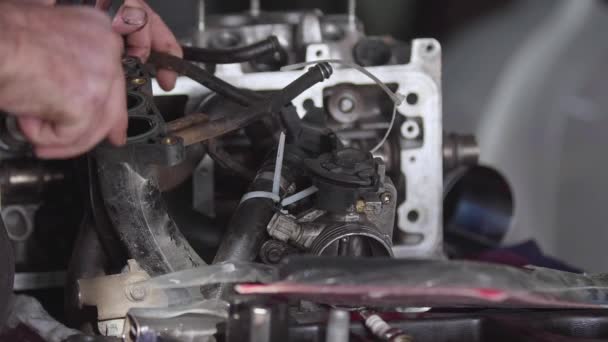 Mechanische Reparatie Manifold en cilinder Blok van de Motor van de Auto Beelden. - Video