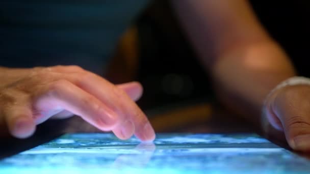 Großaufnahme männliche Finger auf der Suche nach einem Ort auf der Satellitenbildkarte mit dem Tablet. Mann auf der Suche nach einem Platz auf 3D-Erdkarte mit WiFi in der Nacht. Guy erkundet das Reiseziel online. Moderner Bildschirm für technische Geräte - Filmmaterial, Video
