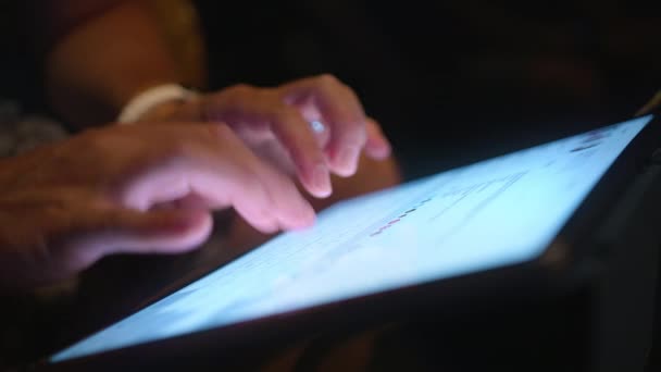 Крупним планом чоловічі руки друкують на планшетному екрані електронної пошти або в блозі соціальних мереж вночі. Близький перегляд на яскравому екрані сучасного технічного пристрою. Бізнесмен працює в Інтернеті, бездротовий Інтернет 4K - Кадри, відео