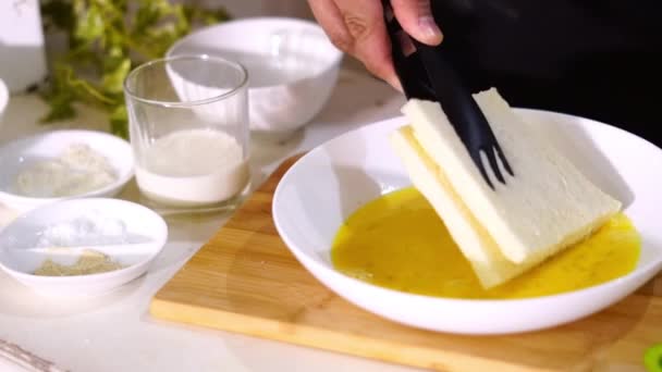 vaření proces tvorby super lahodný francouzský toast záběr vaření procesu. Snadná snídaně recept z chleba a vajec zdravé jídlo - Záběry, video