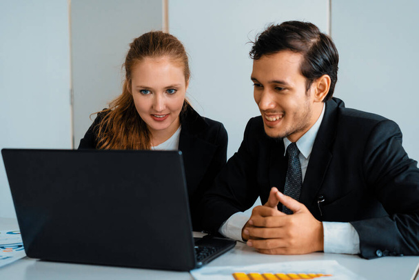 Szczęśliwy biznesmen i bizneswoman pracujący na laptopie w biurze. Koncepcja pracy zespołowej. uds - Zdjęcie, obraz