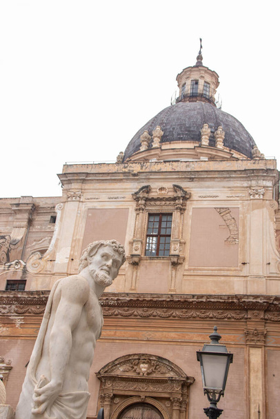 Plaza Pretoria en Palermo con la fuente de mármol conocida como fuente de la vergüenza por sus estatuas desnudas - Foto, imagen