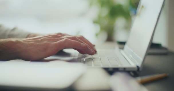 Detailní záběr rukou podnikatelů pomocí notebooku při práci v kanceláři - Záběry, video