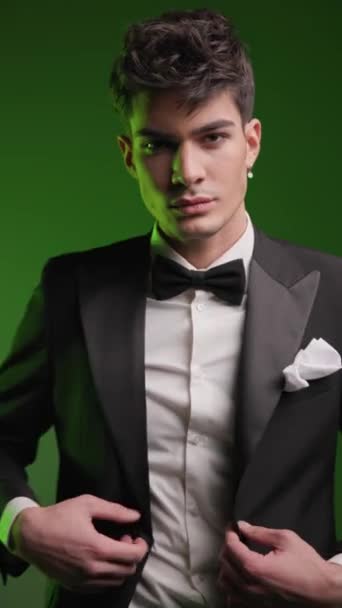 セクシー 男性 モデル ボタン 彼の 黒い スーツ 周り 見て と 虹 カラフルな 背景 に 移動 - 映像、動画