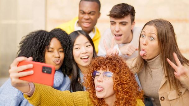 Monietninen ystäviä hauskaa kadulla ottaen selfie on hullu - Valokuva, kuva