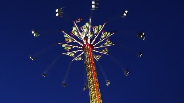 Spravedlivé ride střílel na západním pobřeží zábavu karneval v noci - Záběry, video