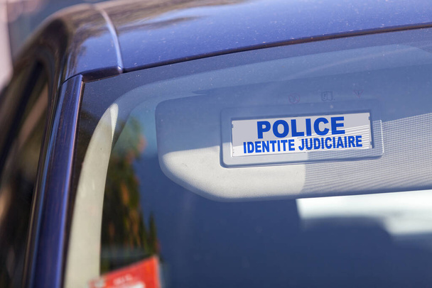 Блакитне сонце з написаним французькою мовою "Поліцейський ідентичний суддя" в ньому (Наукова поліція). - Фото, зображення