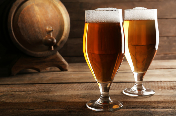 Glasses of beer on wooden background - Foto, Imagen