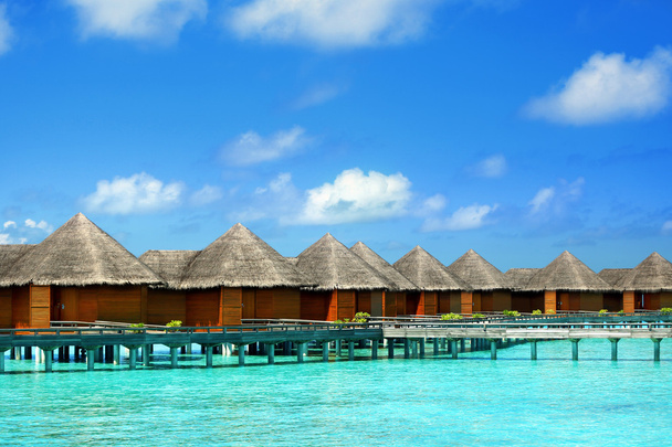 Villas de agua sobre océano azul en baros Maldivas
 - Foto, imagen