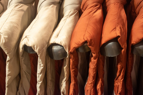 жилеты на вешалках в магазине одежды - Фото, изображение
