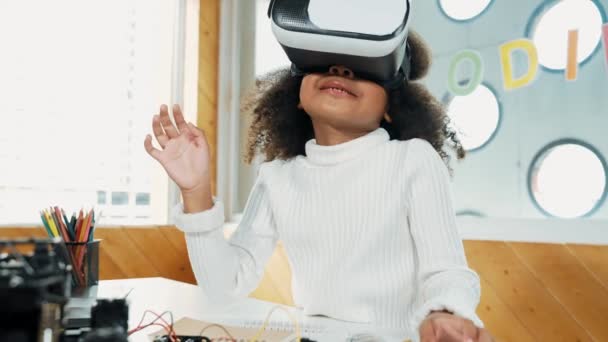 Ragazza creativa che indossa auricolare VR per imparare in metaverso. Ragazzo divertente godere di indossare auricolari AI ed entrare a programma mondo virtuale nella classe di tecnologia STEM. Innovazione. Stile di vita futuro. Eruzione. - Filmati, video