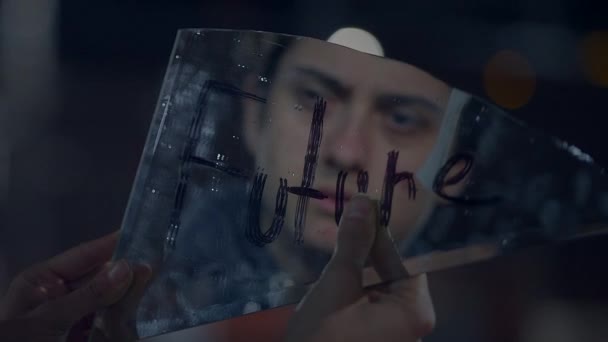 Erkek Gezgin Yağmurlu Gece 'de Kırık Ayna Camı' nı Buldu - Video, Çekim