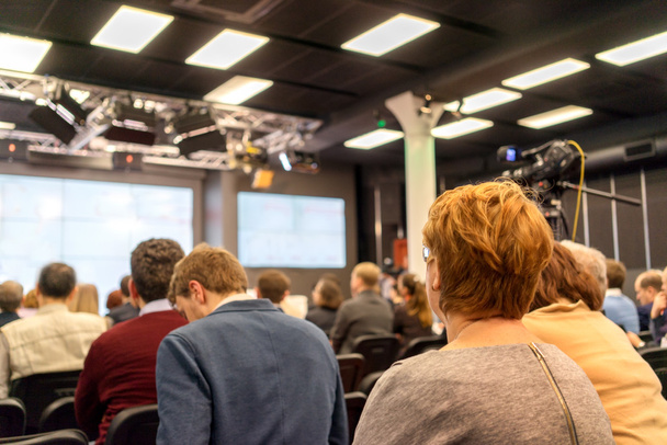 Глядачі слухають акторську майстерність у конференц-залі
 - Фото, зображення