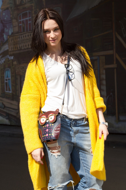 Menina nova em um casaco amarelo
 - Foto, Imagem