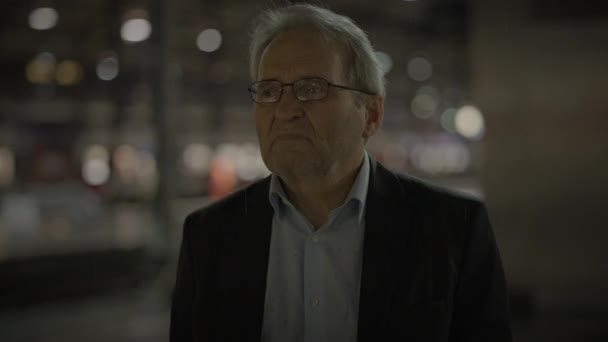 Frustré vieil homme d'affaires malheureux attendant dehors se sentant émotions négatives - Séquence, vidéo