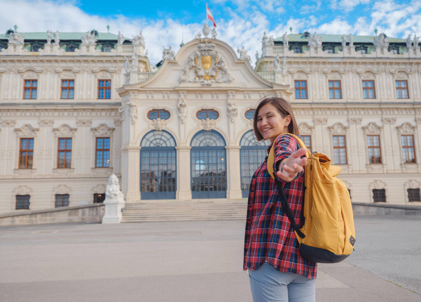 首都ウィーンのオーストリアを旅行する女性観光客. 夏の女性のヨーロッパへのソロ旅行,バロック様式のベルヴェデーレ宮殿の複合体の近くに公園を歩く幸せな若い女性. - 写真・画像