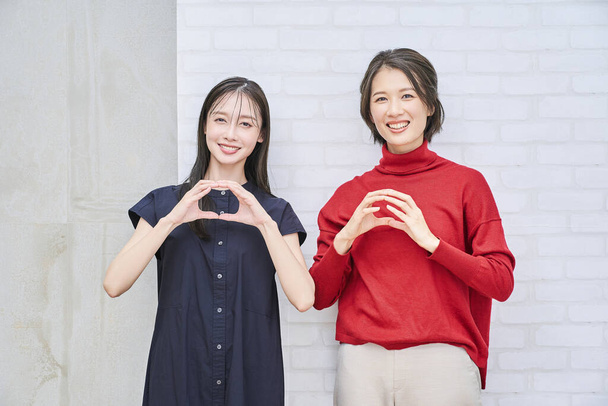 Deux femmes souriant et donnant un signe OK main - Photo, image